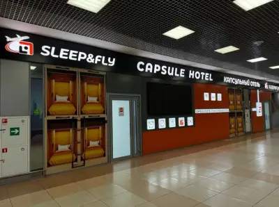 Фасад входа капсульного отеля Sleep & Fly с вывеской на терминале Аэроэкспресс Шереметьево