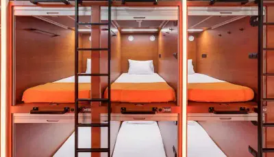 Ряд верхних одиночных капсул GettSleep с тёплой оранжевой внутренней подсветкой