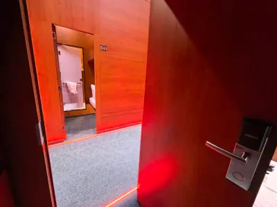 Крупный план кровати мини-номера Инь-Ян GettSleep с белой подушкой и LED-подсветкой изголовья