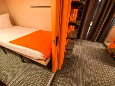 Вид сверху на кровать нижней капсулы Комфорт — GettSleep Терминал B вылет