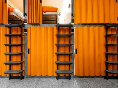 Верхняя и нижняя капсула Комфорт с закрытой дверью снаружи — GettSleep Терминал B вылет
